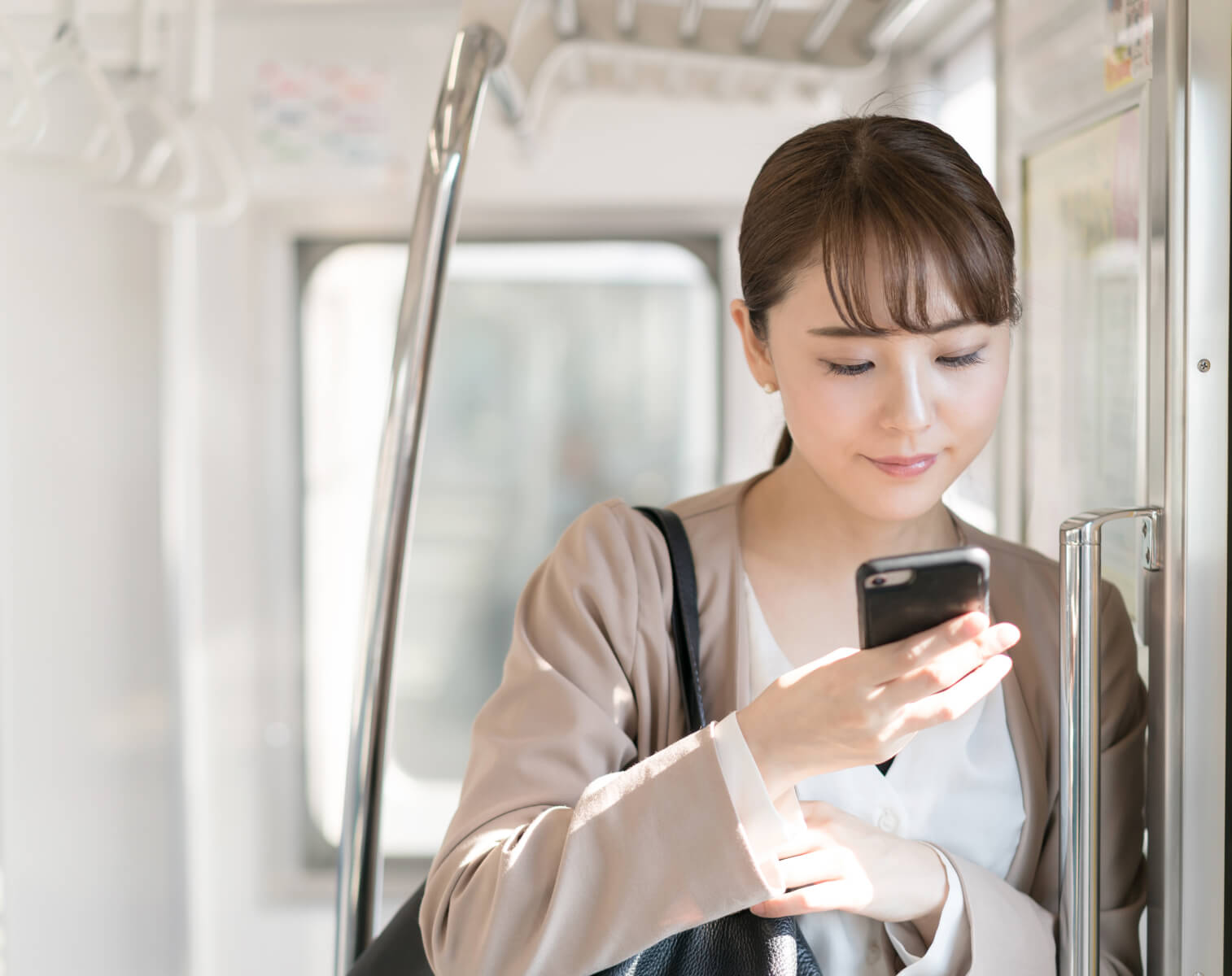 スマホで診療予約をする女性